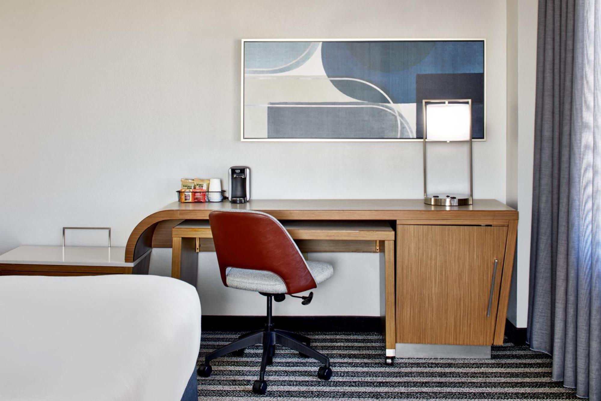 Courtyard By Marriott Nashville Downtown Exterior photo